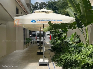 Lắp đặt dù lệch tâm cho Bệnh viện Mắt Quốc tế DND – Giải pháp che nắng thẩm mỹ và tiện ích từ Hoa Lê