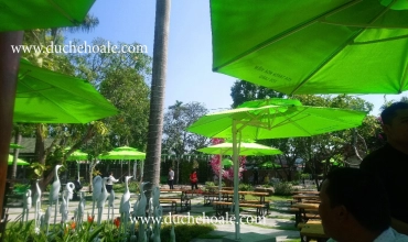 Lắp đặt dù che nắng và bàn ghế sắt cafe tại Hoa Đá Coffee