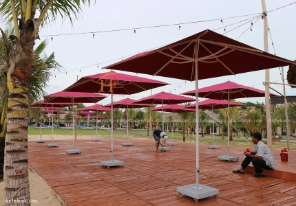 Lắp đặt dù che nắng đúng tâm và dù lệch tâm tại Aurora Resort Lagi.