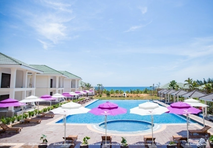 Dù che nắng tại Resort Gold Coast Quảng Bình – Giải pháp bóng mát cho khu nghĩ dưỡng.