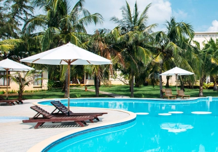 Lắp đặt dù che nắng tại Lazi Beach Resort Mỏm Đá Chim – Giải pháp bóng mát, tạo điểm nhấn nổi bật cho khu nghỉ dưỡng ven biển