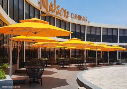 Lắp đặt dù che nắng lệch tâm tròn tại Maison Long Hải